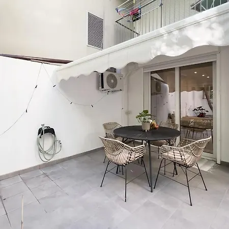 Luxury With Garden Next To Acropolis Apartment